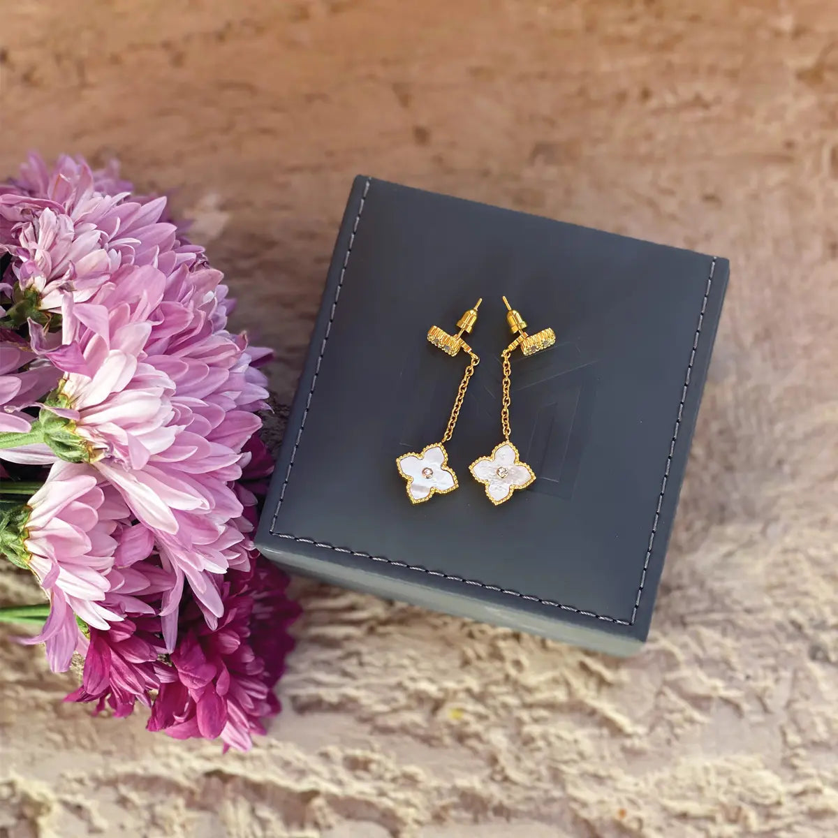 ميني جوري  / أقراط اللؤلؤ باللون الذهبي