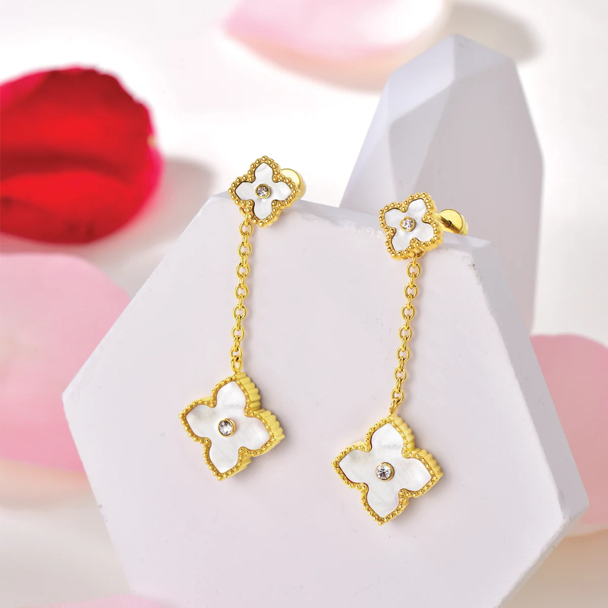 ميني جوري  / أقراط اللؤلؤ باللون الذهبي