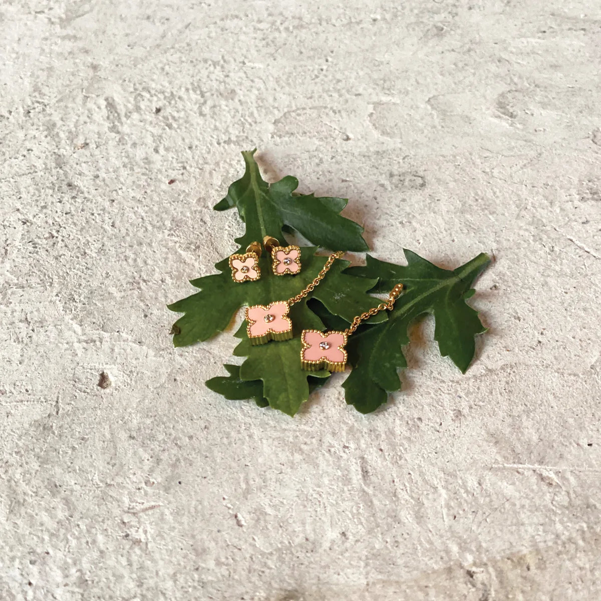 ميني جوري / أقراط وردي فاتح و ذهبي