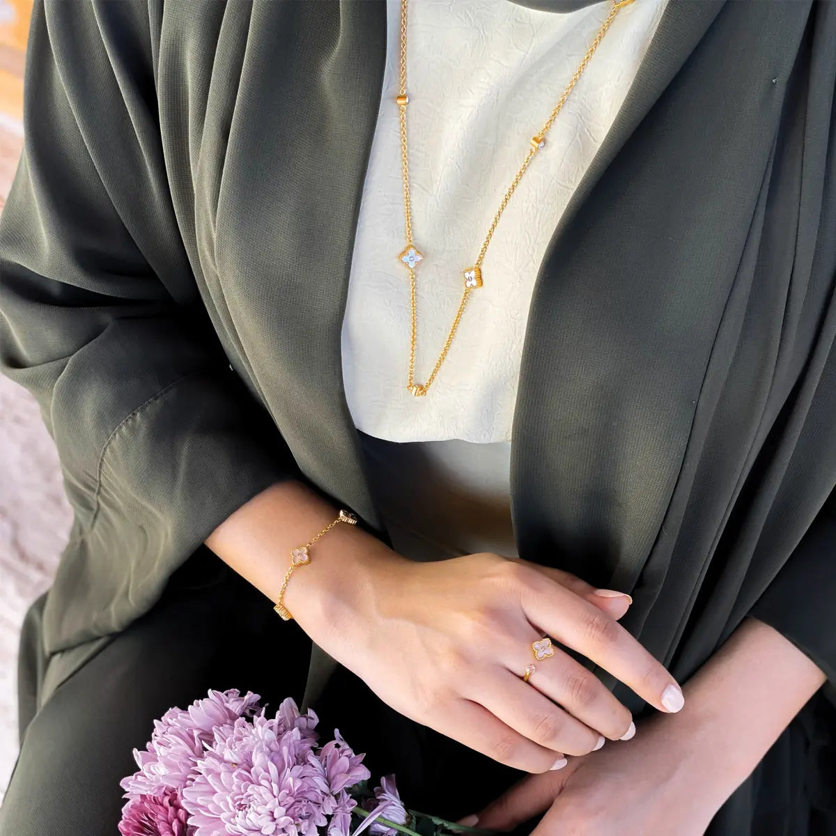 ميني جوري / عُقد اللؤلؤ باللون الذهبي