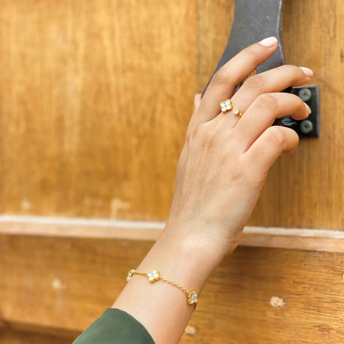 ميني جوري/ خاتم اللؤلؤ باللون الذهبي