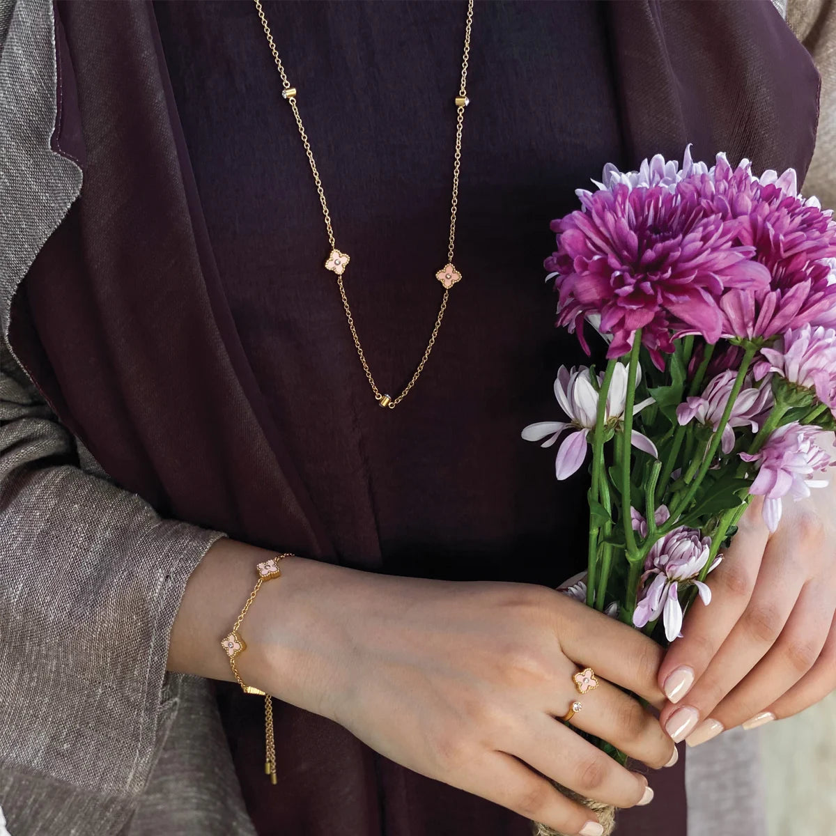 ميني جوري / طقم وردي فاتح و ذهبي