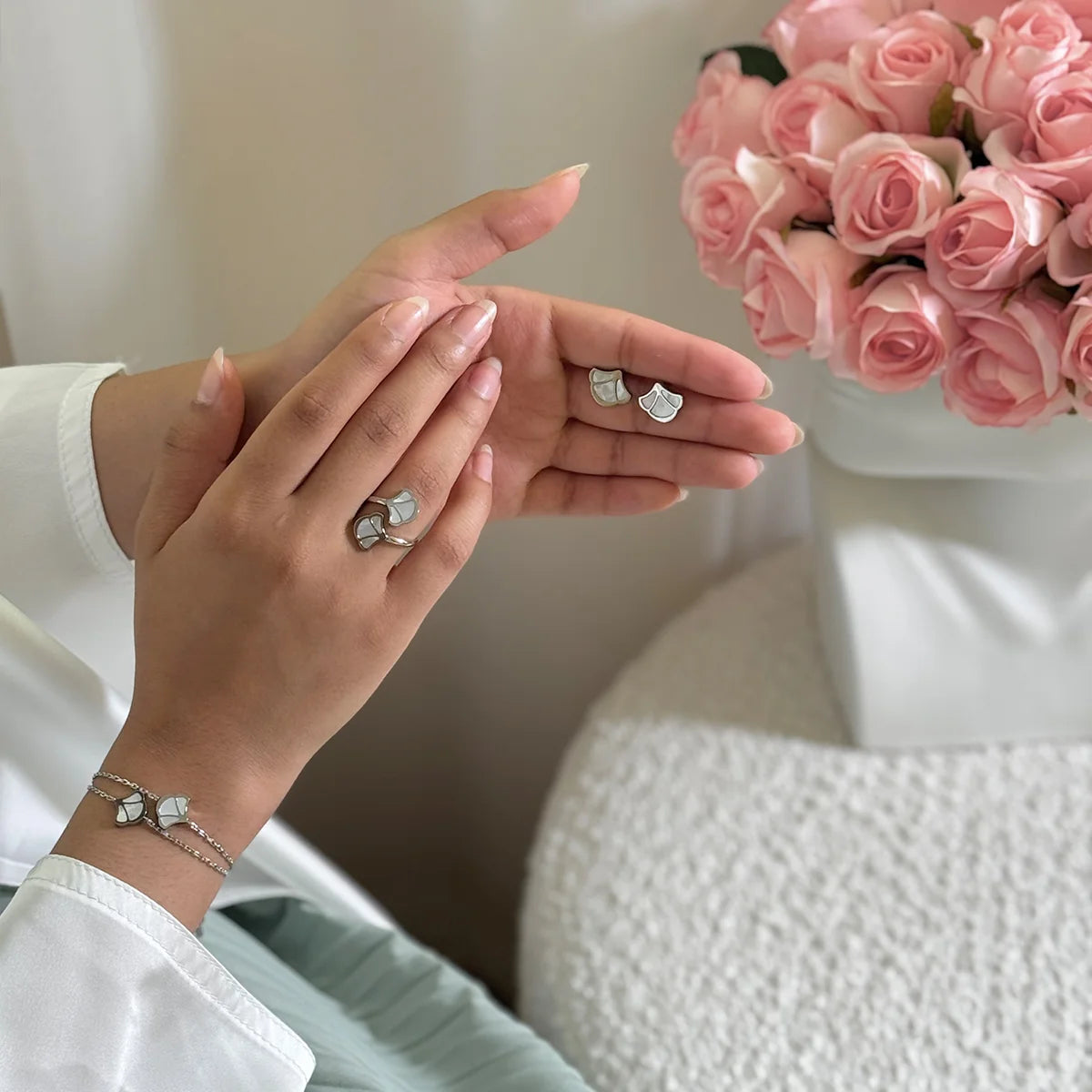 توليب /  أقراط اللؤلؤ باللون الفضي