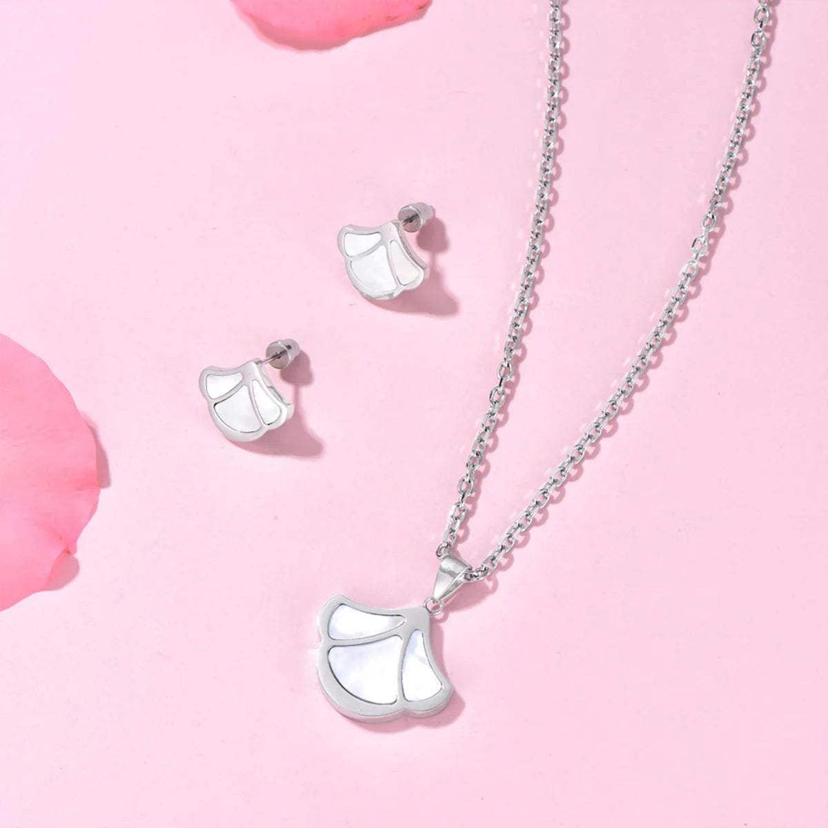 توليب /  أقراط اللؤلؤ باللون الفضي