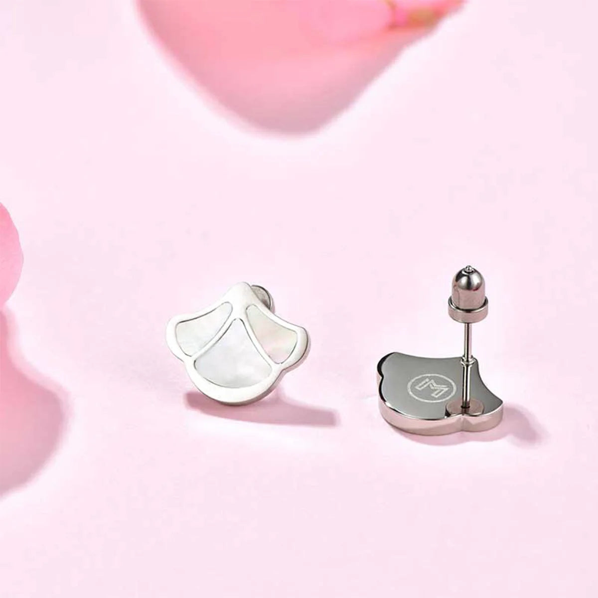 توليب /  أقراط اللؤلؤ باللون الفضي