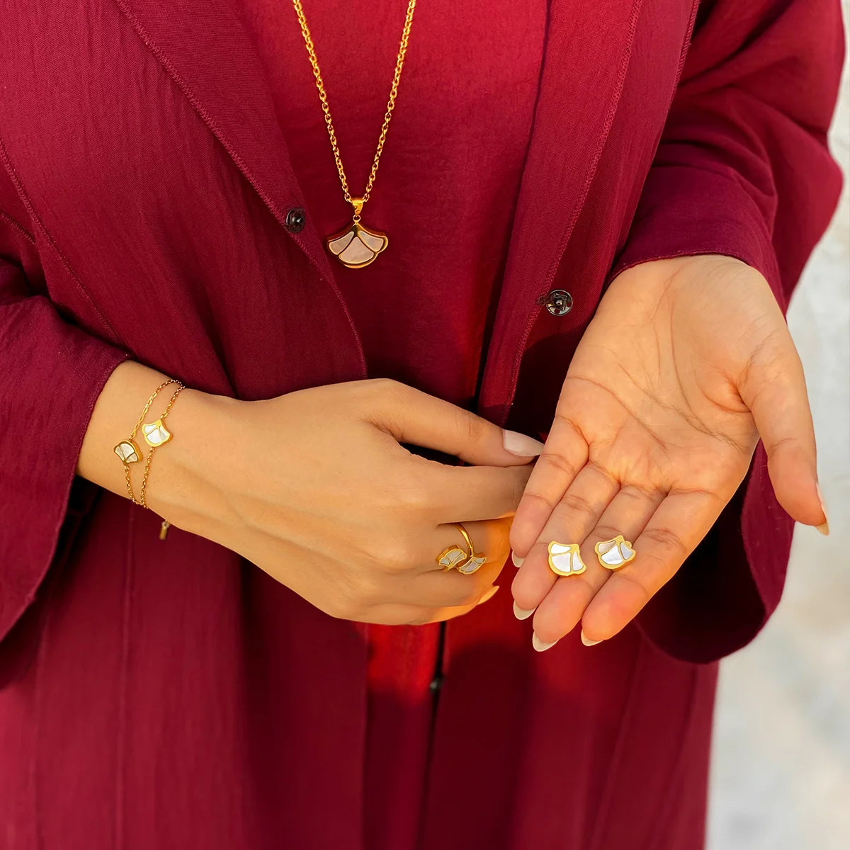 توليب / أقراط اللؤلؤ باللون الذهبي