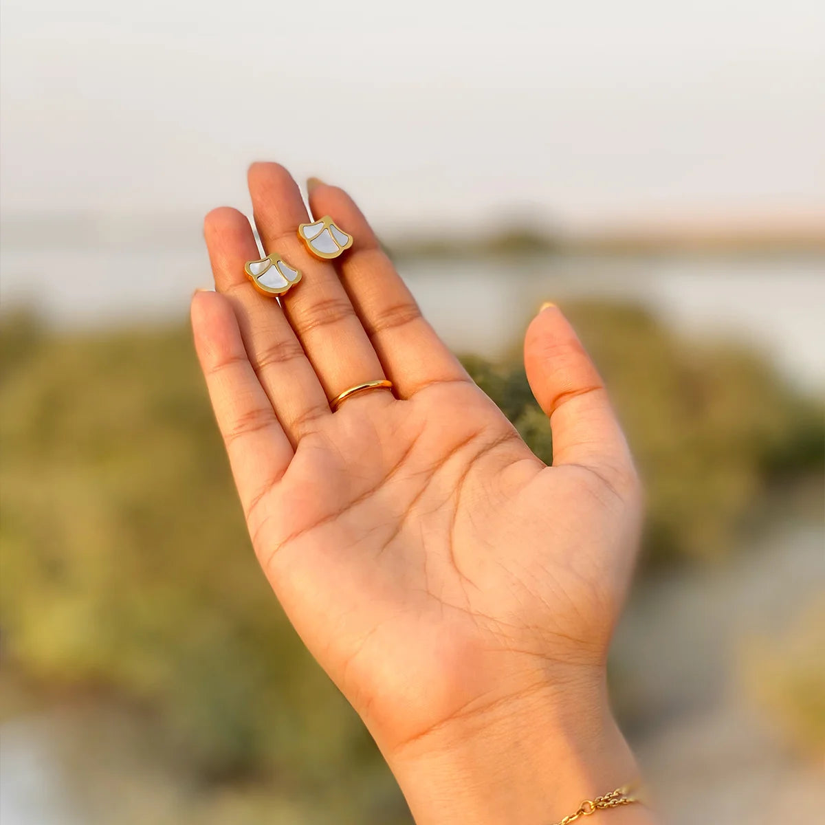 توليب / أقراط اللؤلؤ باللون الذهبي