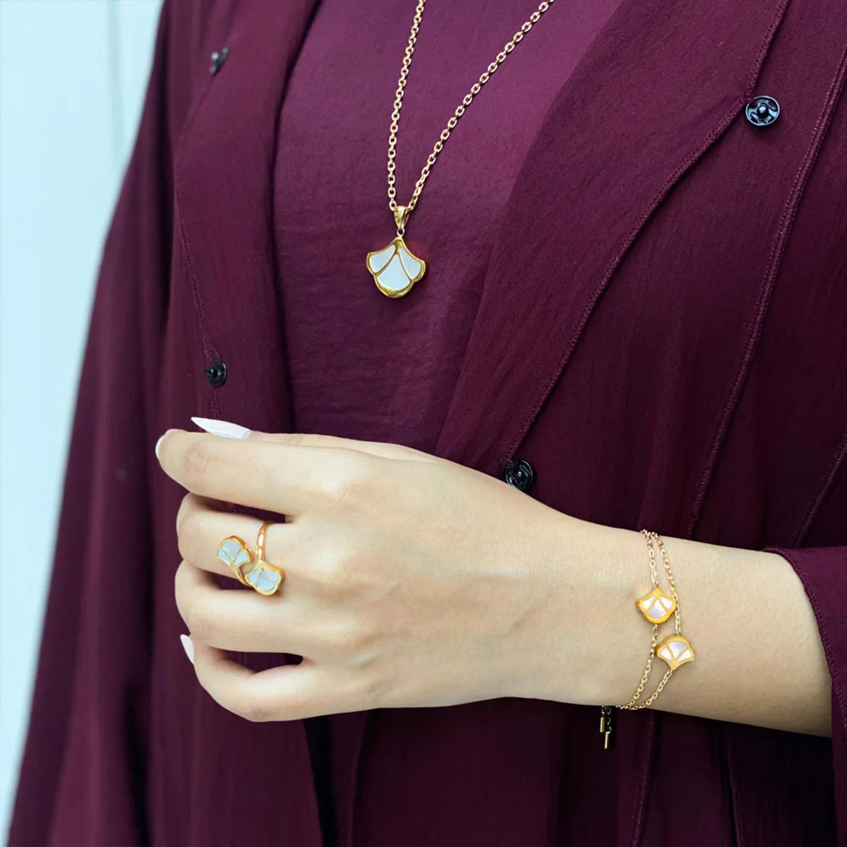 توليب / عُقد اللؤلؤ باللون الذهبي