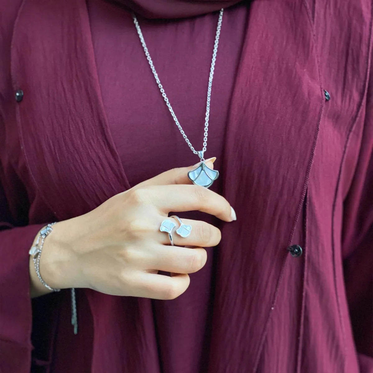 توليب / عُقد اللؤلؤ باللون الفضي