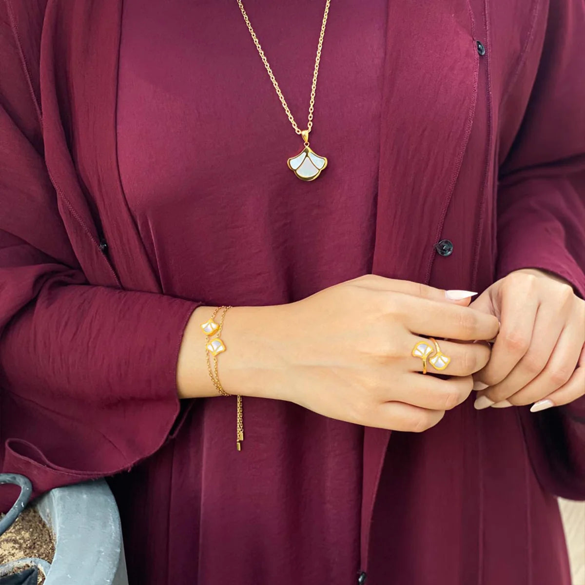 توليب / طقم اللؤلؤ باللون الذهبي