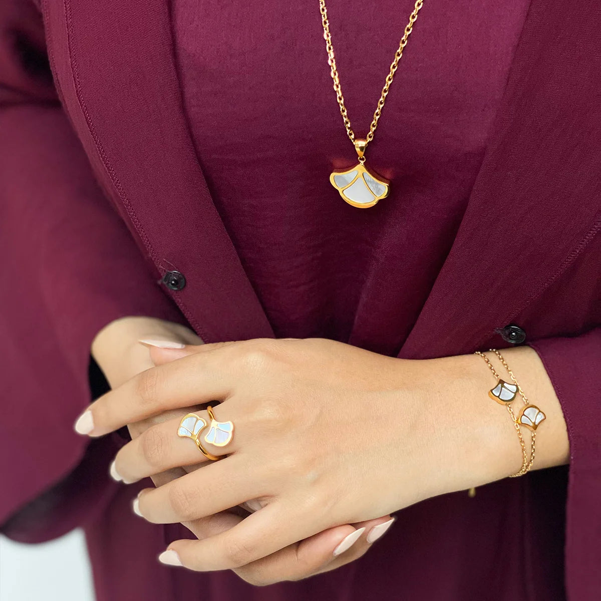 توليب / طقم اللؤلؤ باللون الذهبي