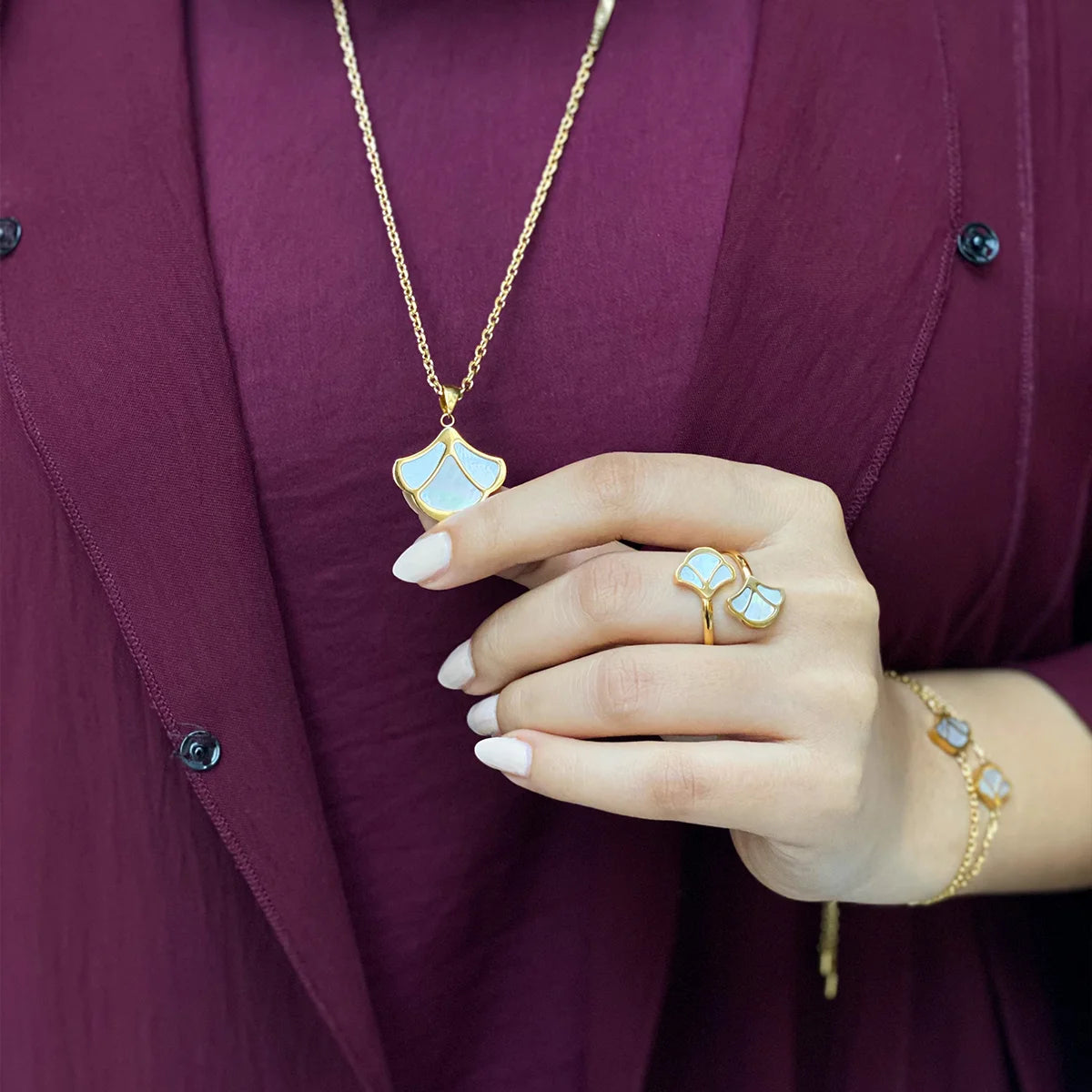 توليب / طقم اللؤلؤ باللون الذهبي