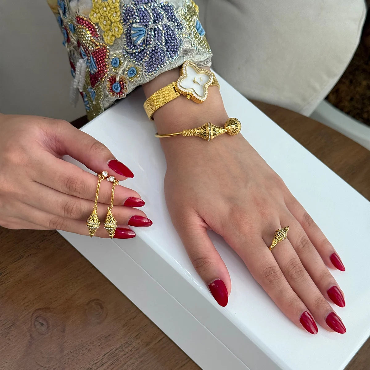 لانترن / أقراط باللون الذهبي