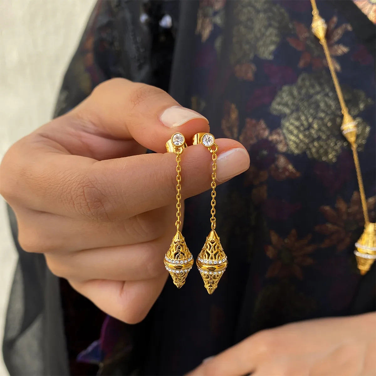 لانترن / أقراط باللون الذهبي