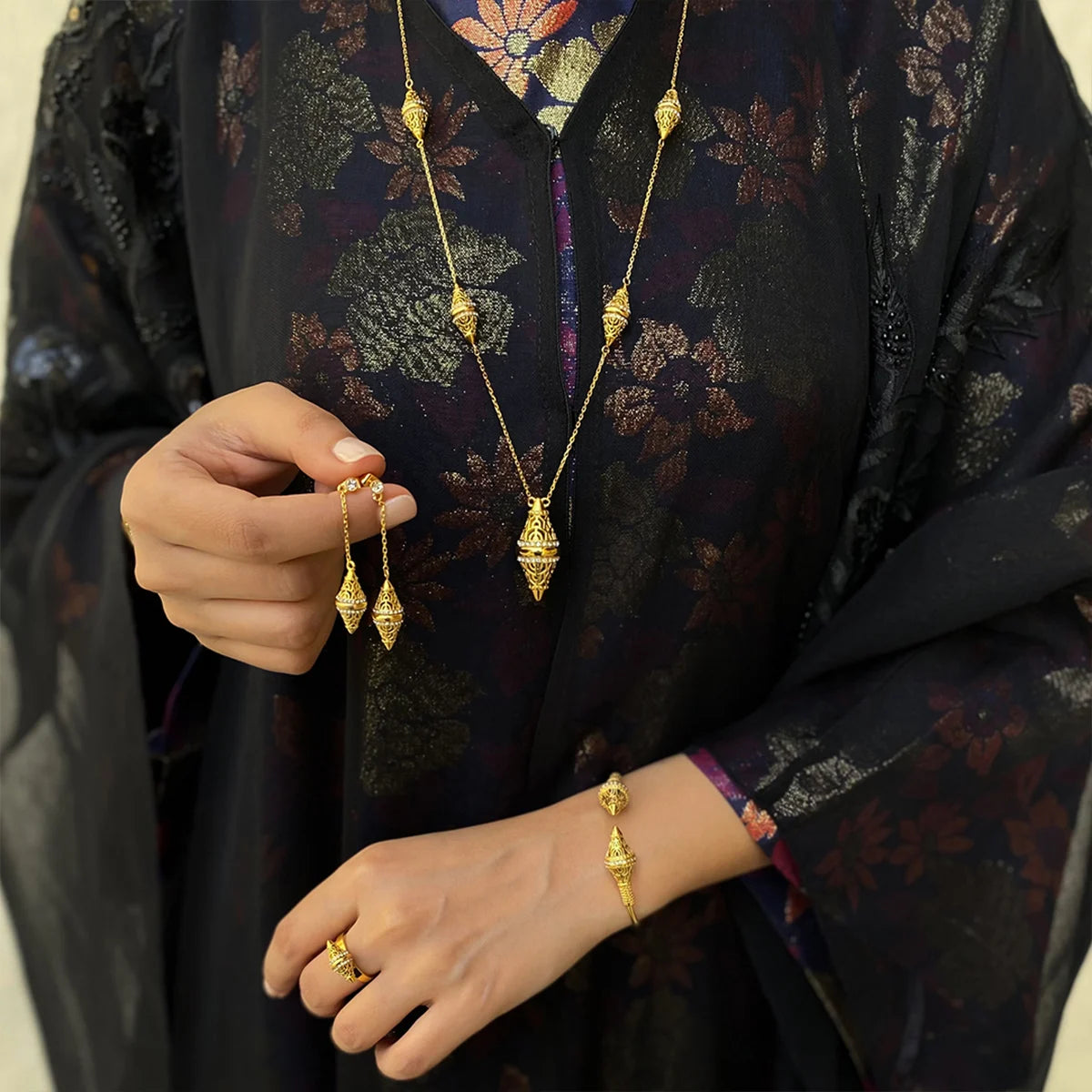 لانترن / أقراط باللون الذهبي