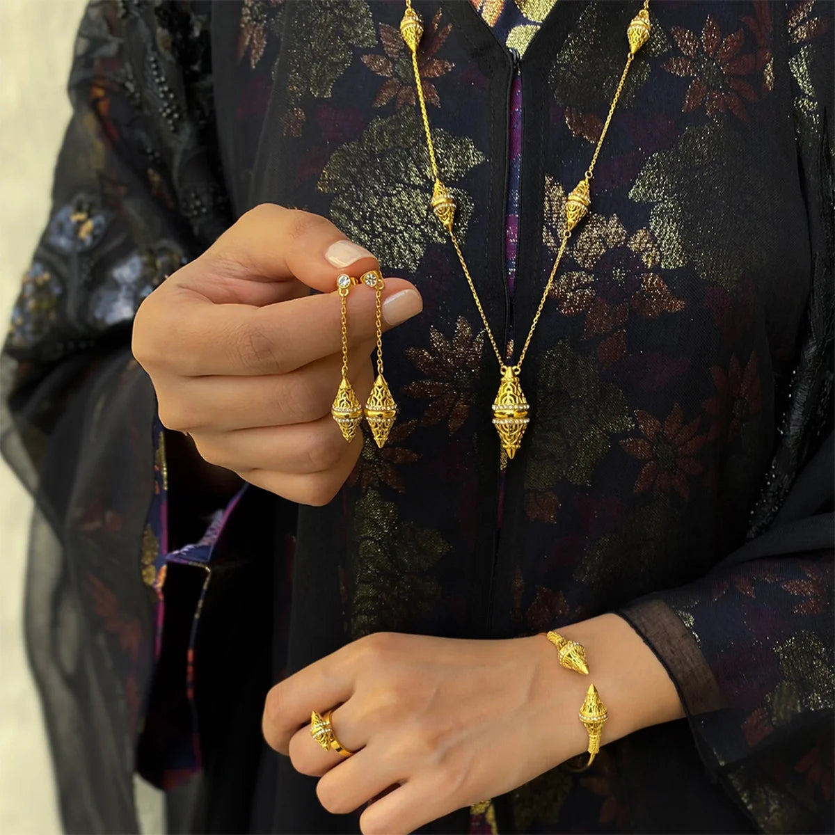 لانترن / أقراط باللون الذهبي