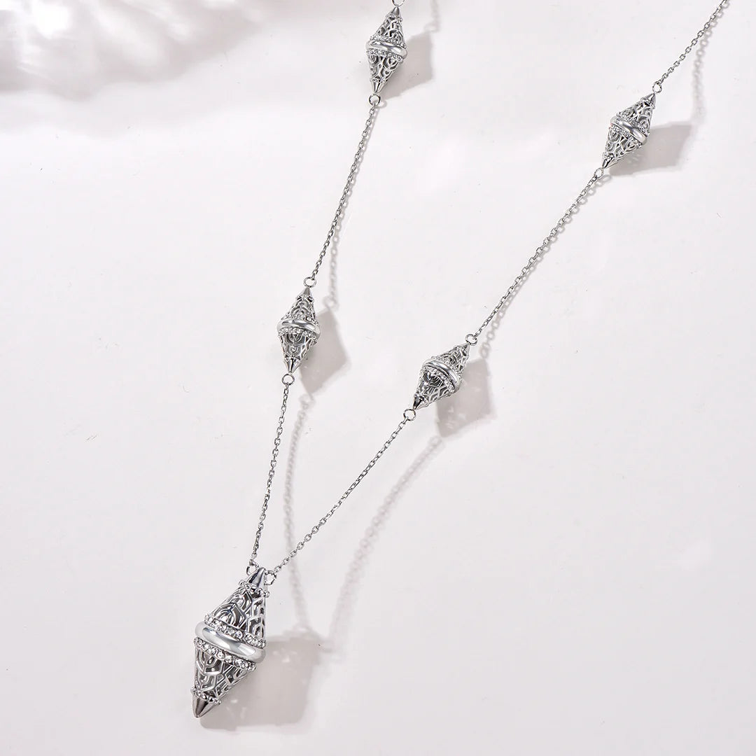 لانترن / قلادة باللون الفضي