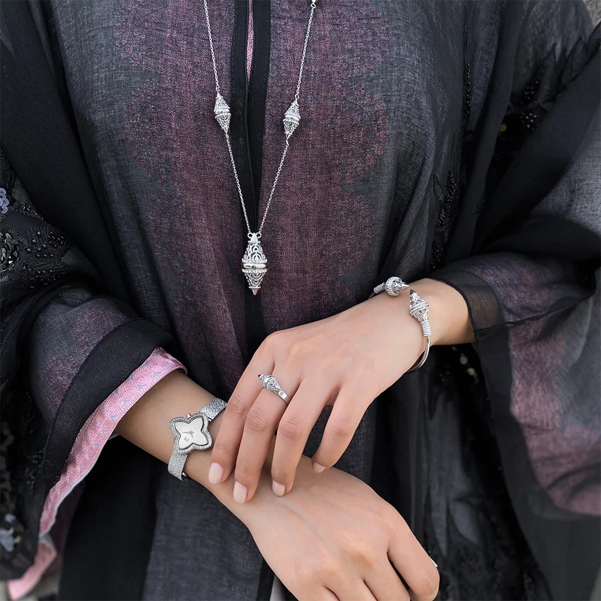 لانترن / قلادة باللون الفضي