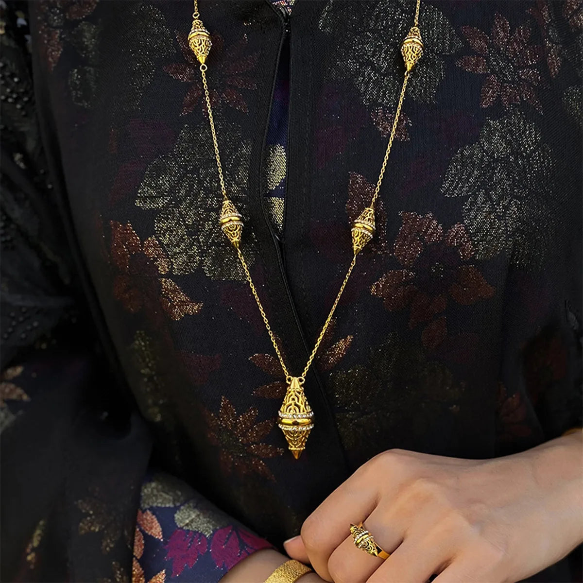 لانترن / قلادة باللون الذهبي