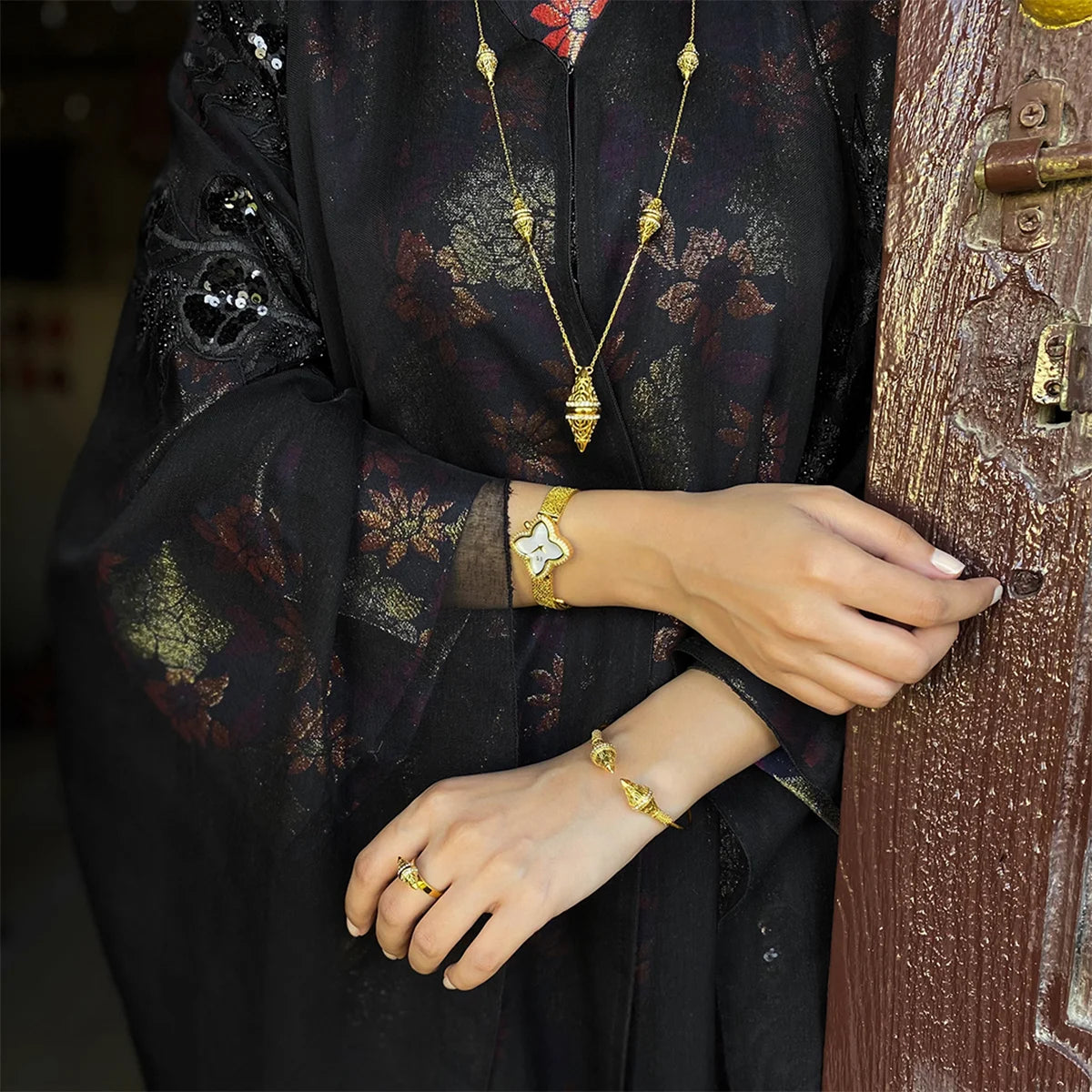 لانترن / قلادة باللون الذهبي