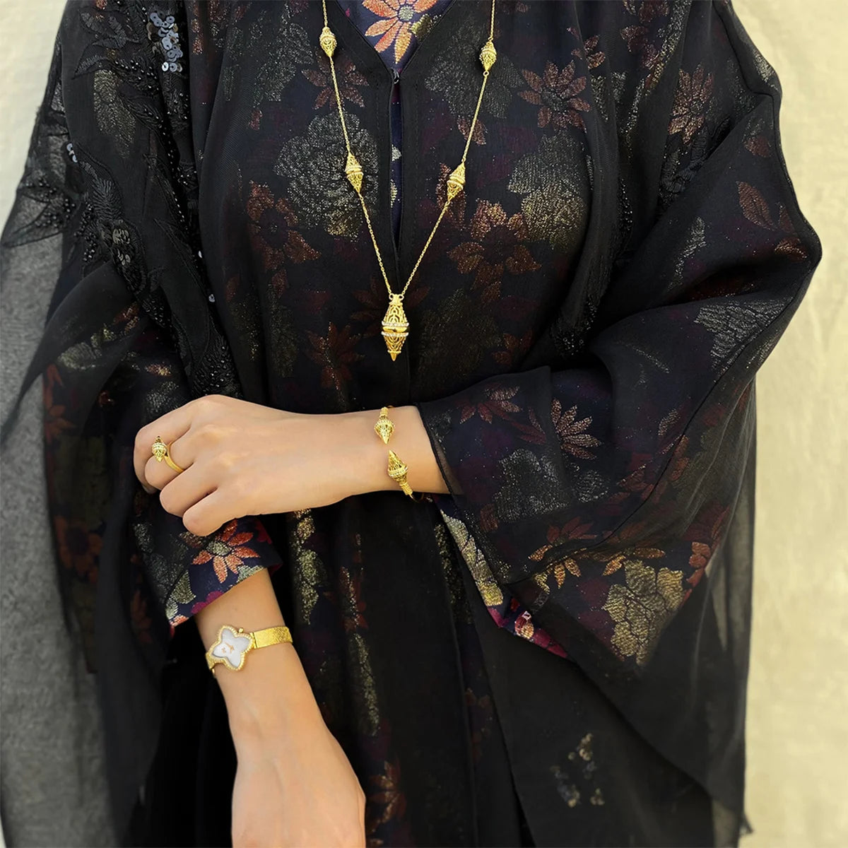 لانترن / قلادة باللون الذهبي