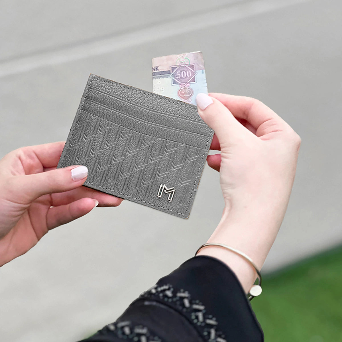 جلد الجمل رمادي / فضي