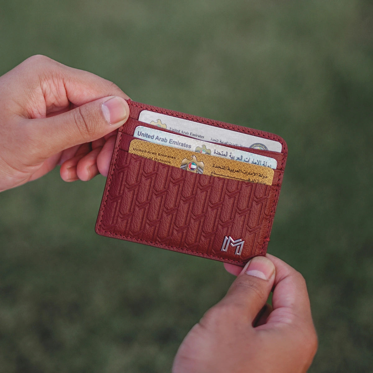 جلد الجمل بورغندي / فضي