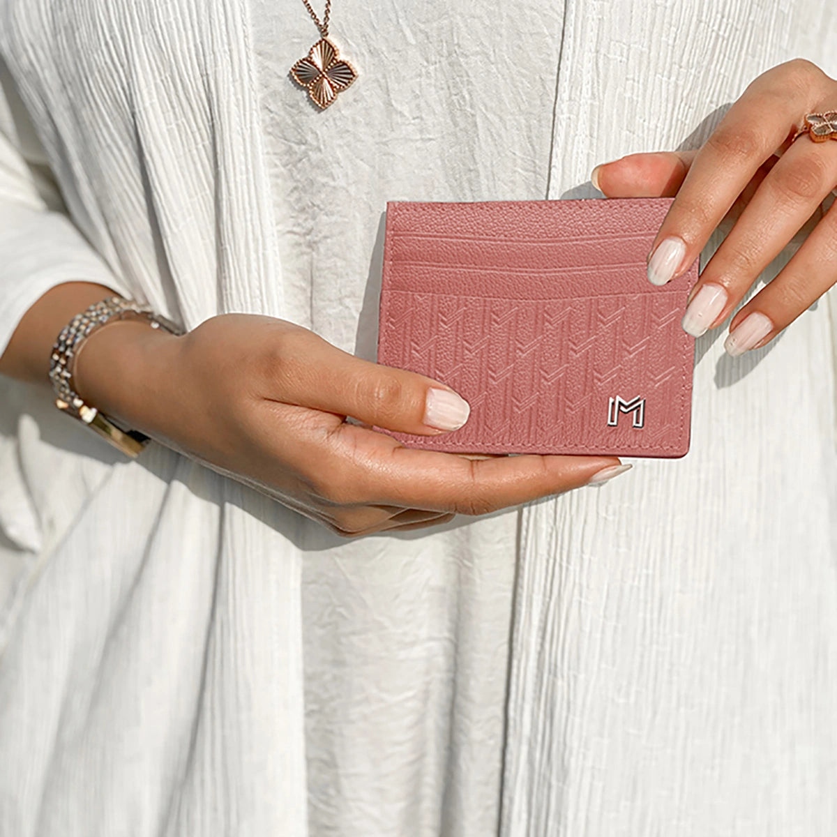 جلد الجمل وردي / فضي