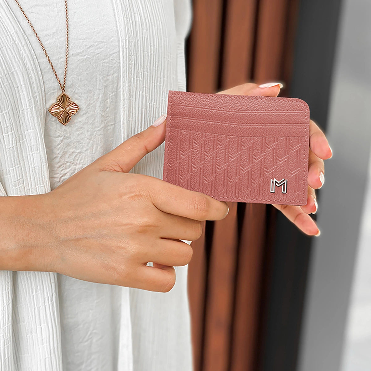 جلد الجمل وردي / فضي