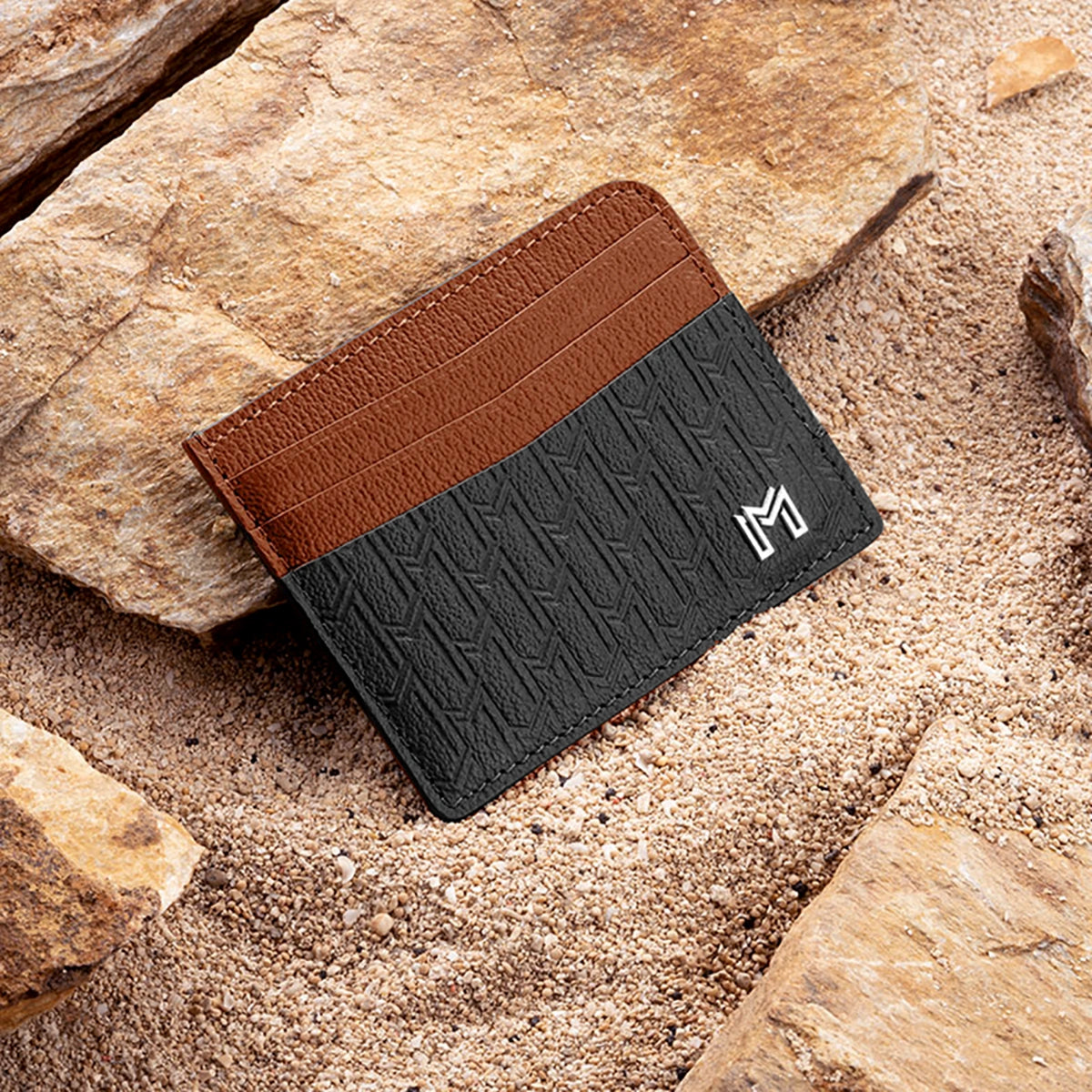 جلد الجمل أسود مع تان / فضي