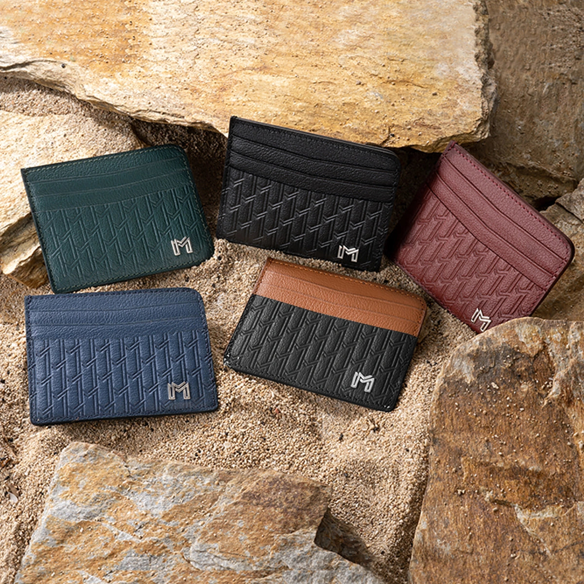 جلد الجمل أسود مع تان / فضي