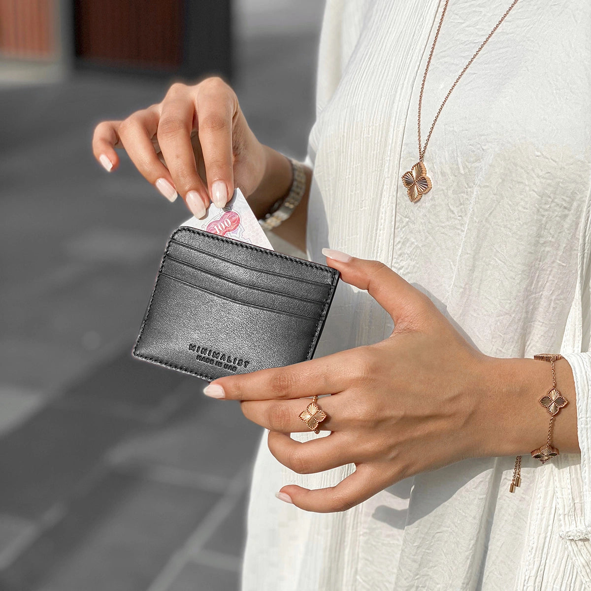 جلد ايطالي أسود / ذهبي