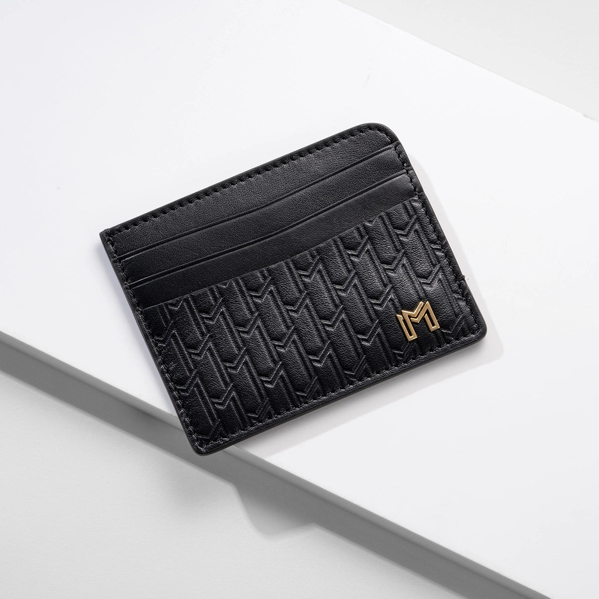 جلد ايطالي أسود / ذهبي