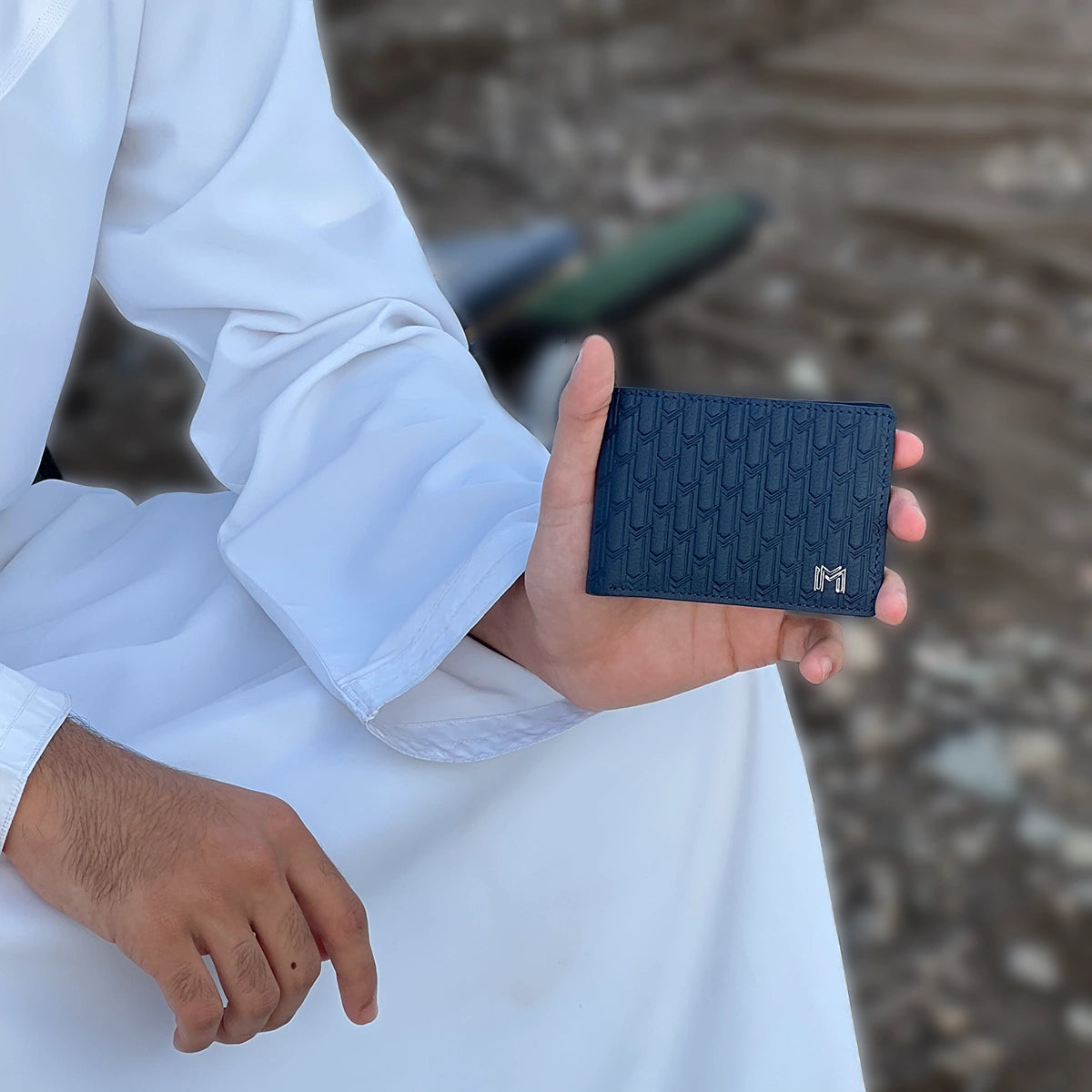 جلد الجمل كحلي / فضي