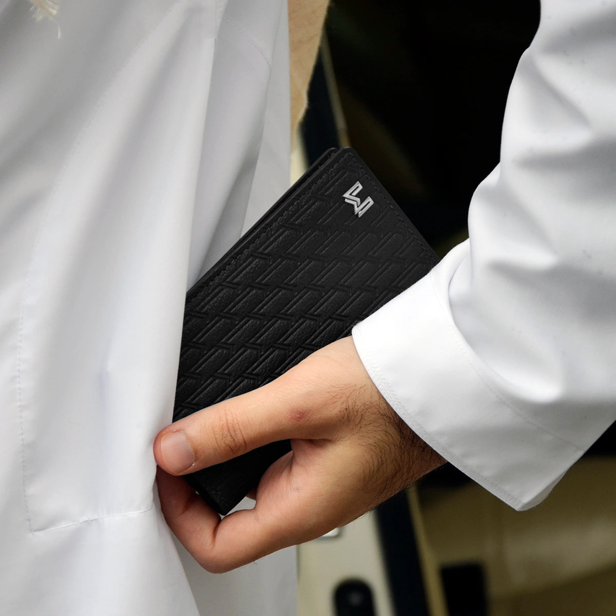 جلد الجمل أسود / فضي