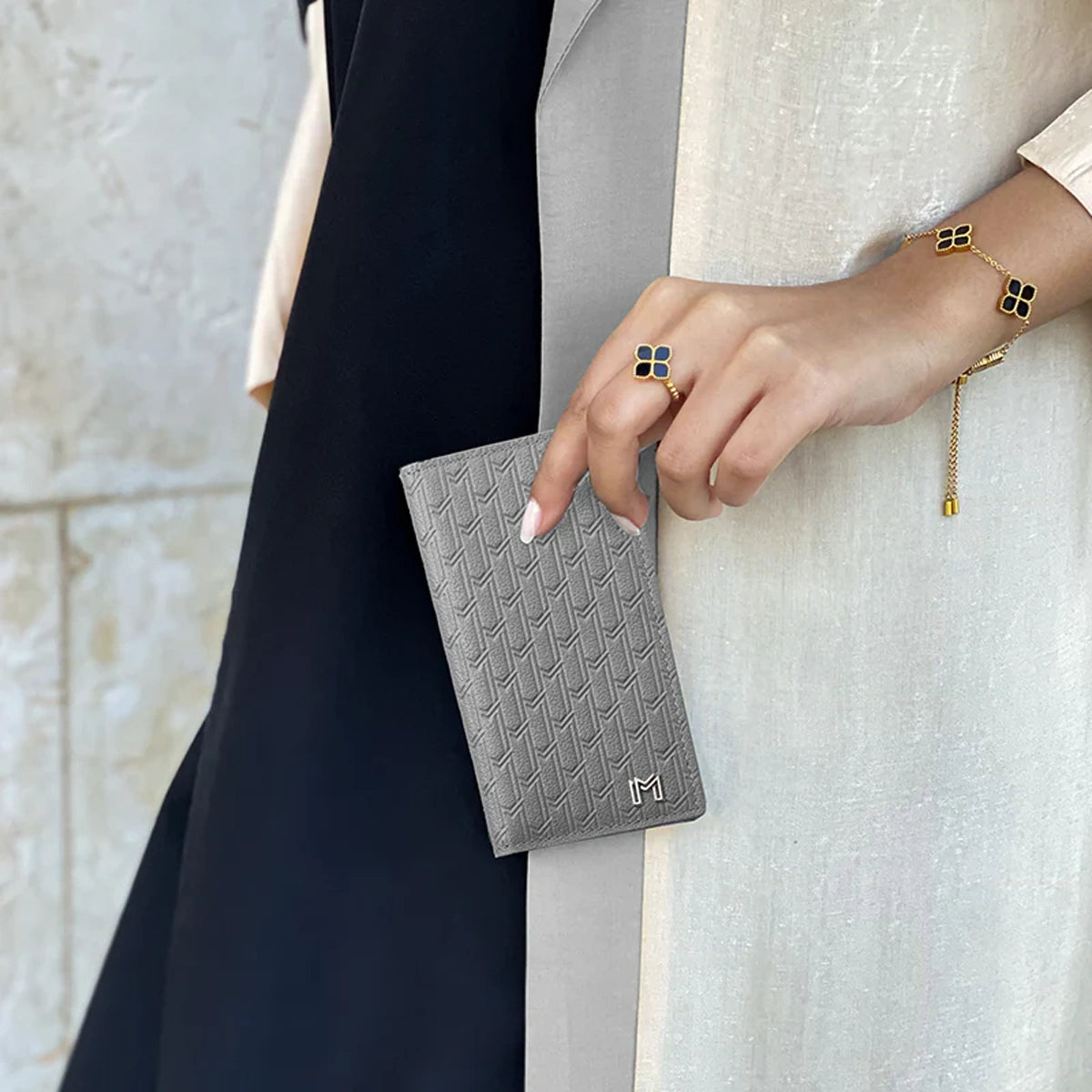 جلد الجمل رمادي / فضي