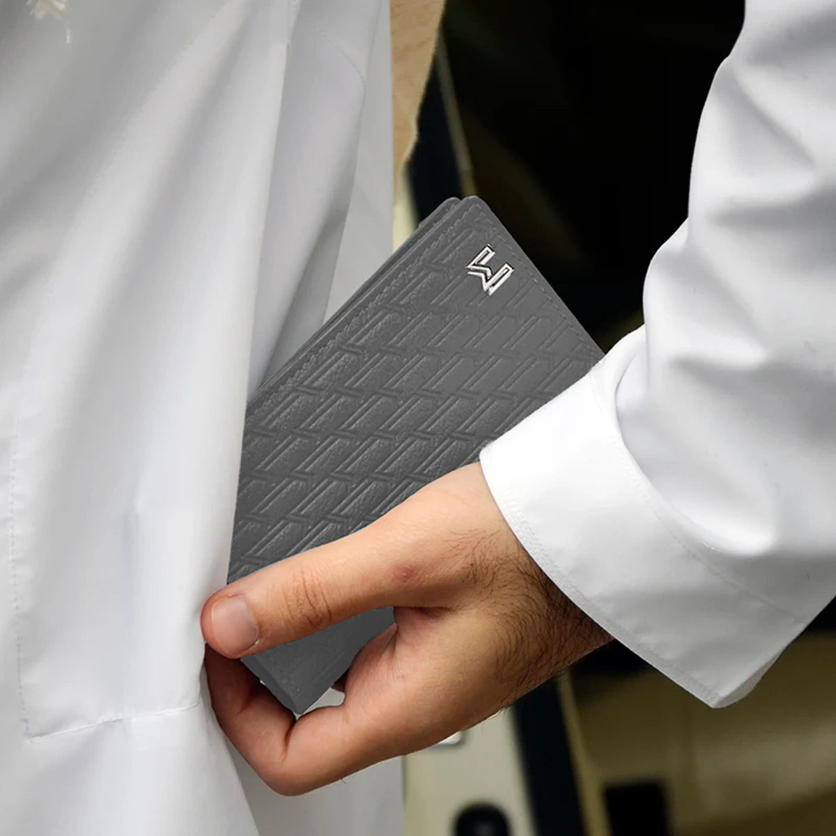 جلد الجمل رمادي / فضي