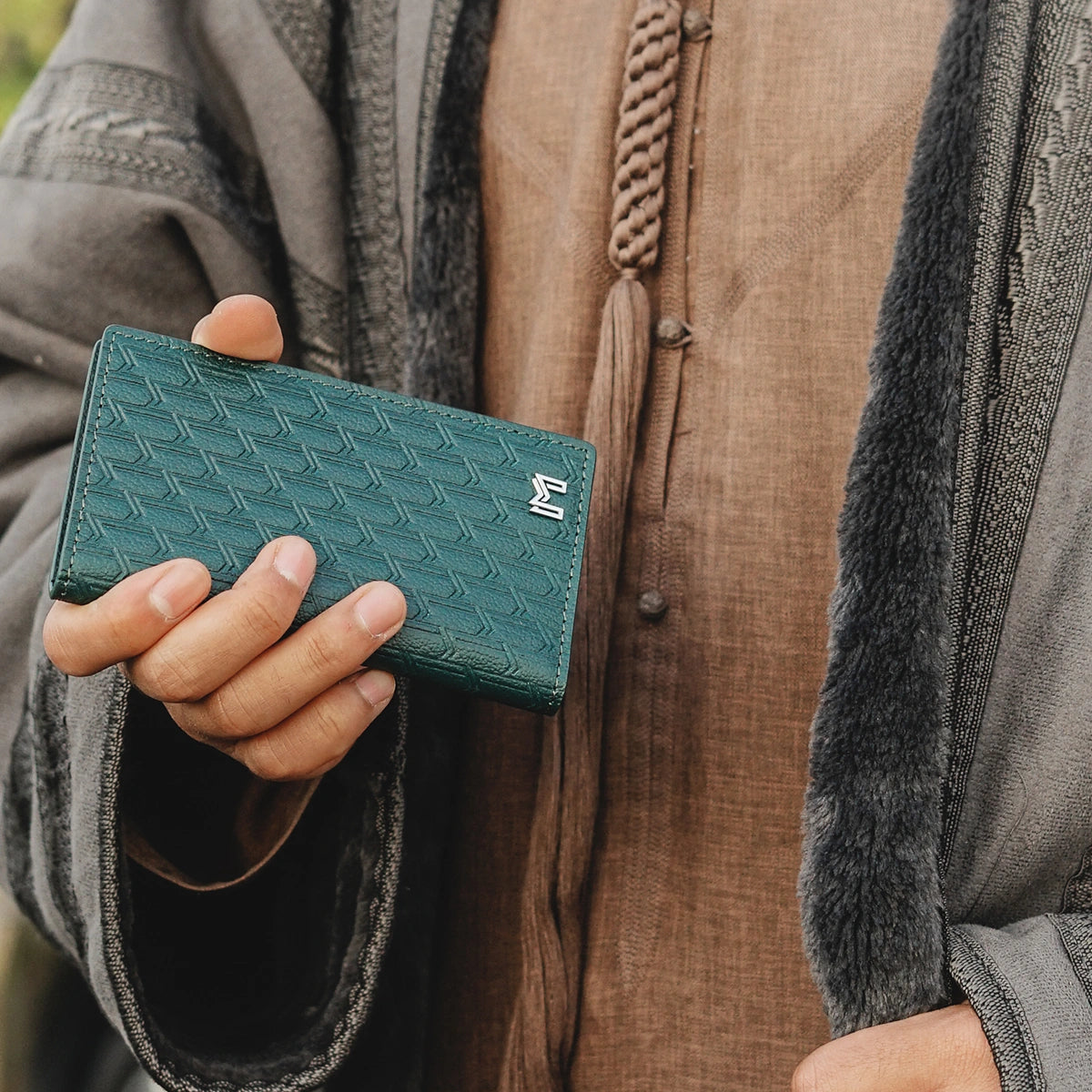 جلد الجمل اخضر / فضي