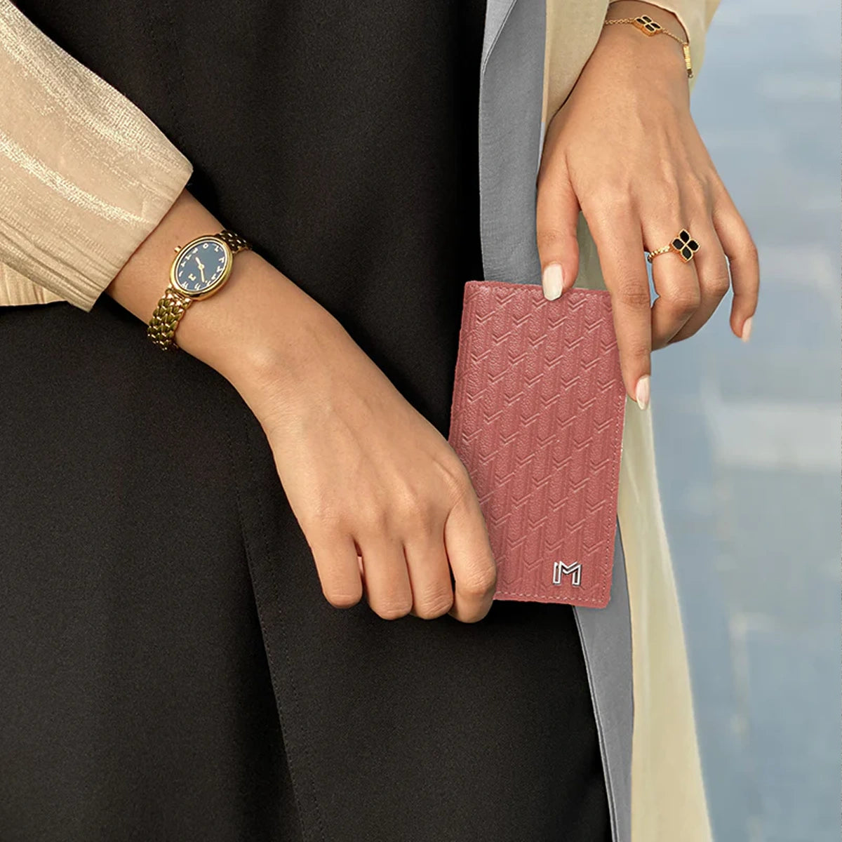 جلد الجمل وردي / فضي