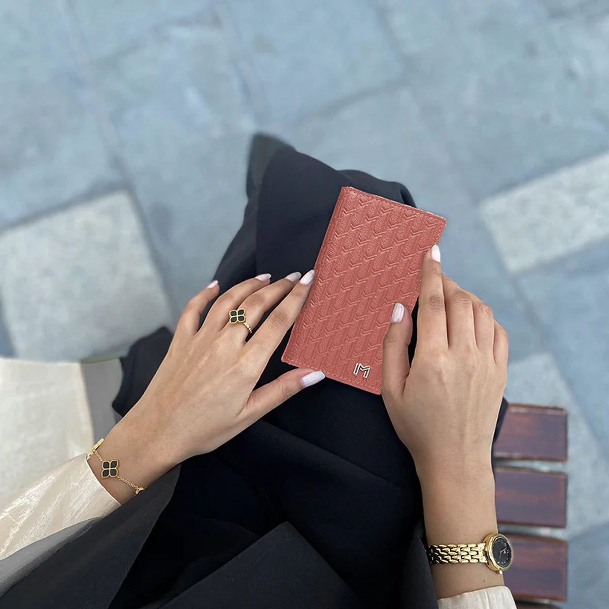 جلد الجمل وردي / فضي