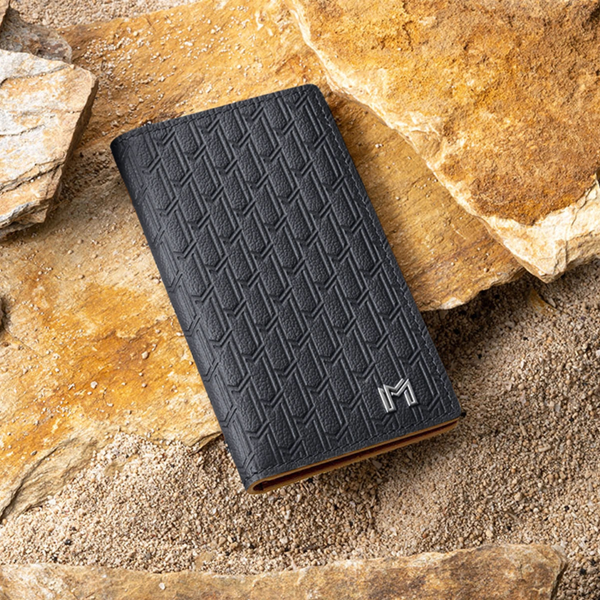 جلد الجمل أسود مع تان / فضي