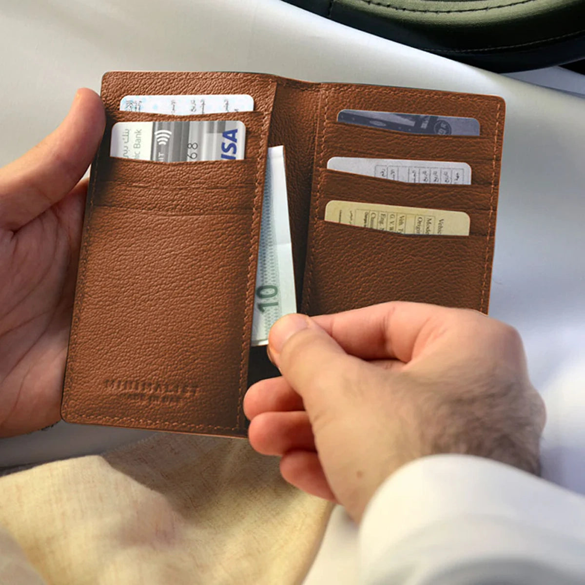 جلد الجمل أسود مع تان / فضي