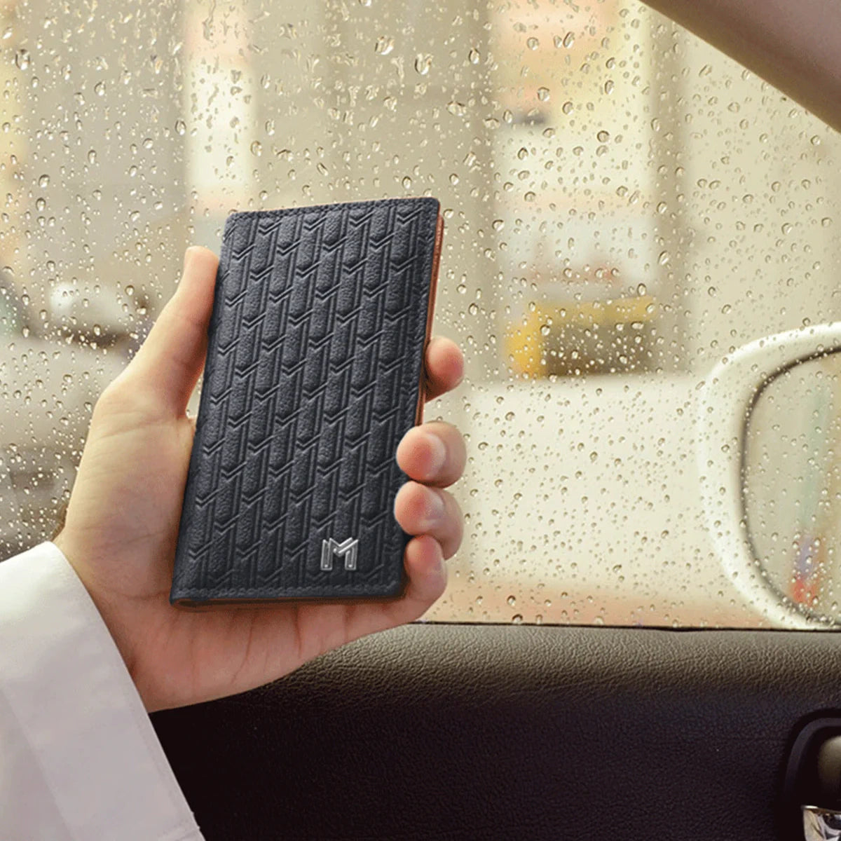 جلد الجمل أسود مع تان / فضي