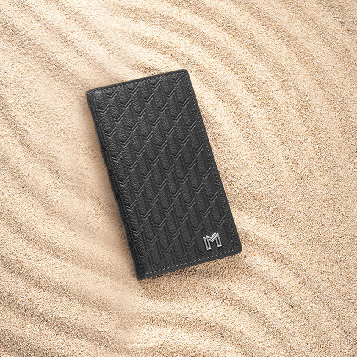 جلد الجمل أسود مع تان / فضي