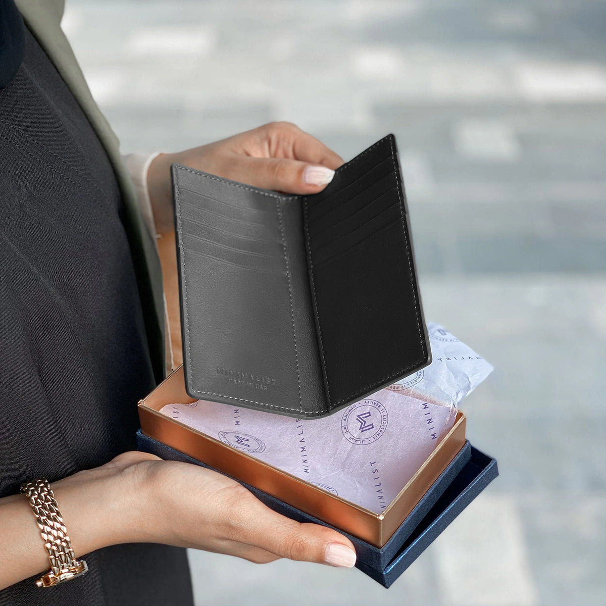 جلد ايطالي أسود / ذهبي