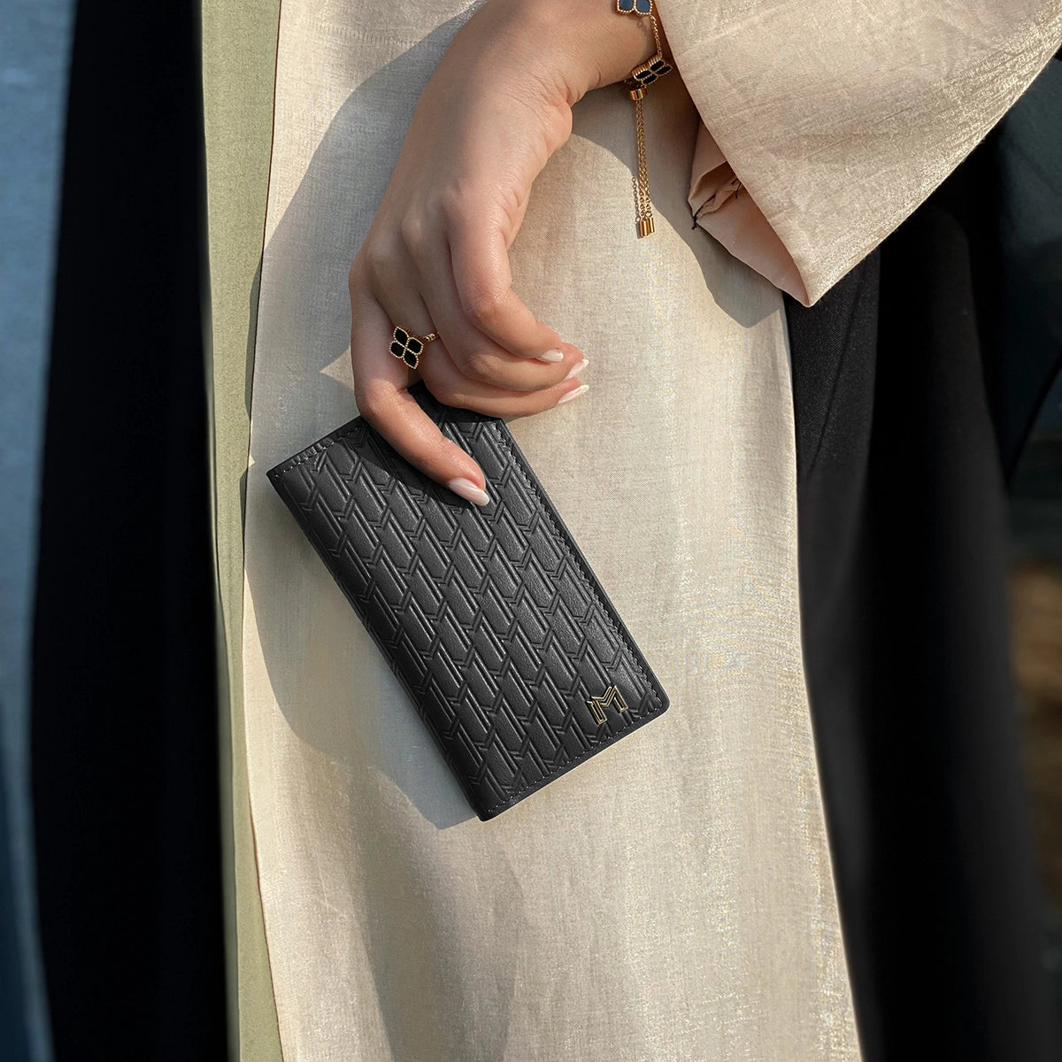 جلد ايطالي أسود / ذهبي