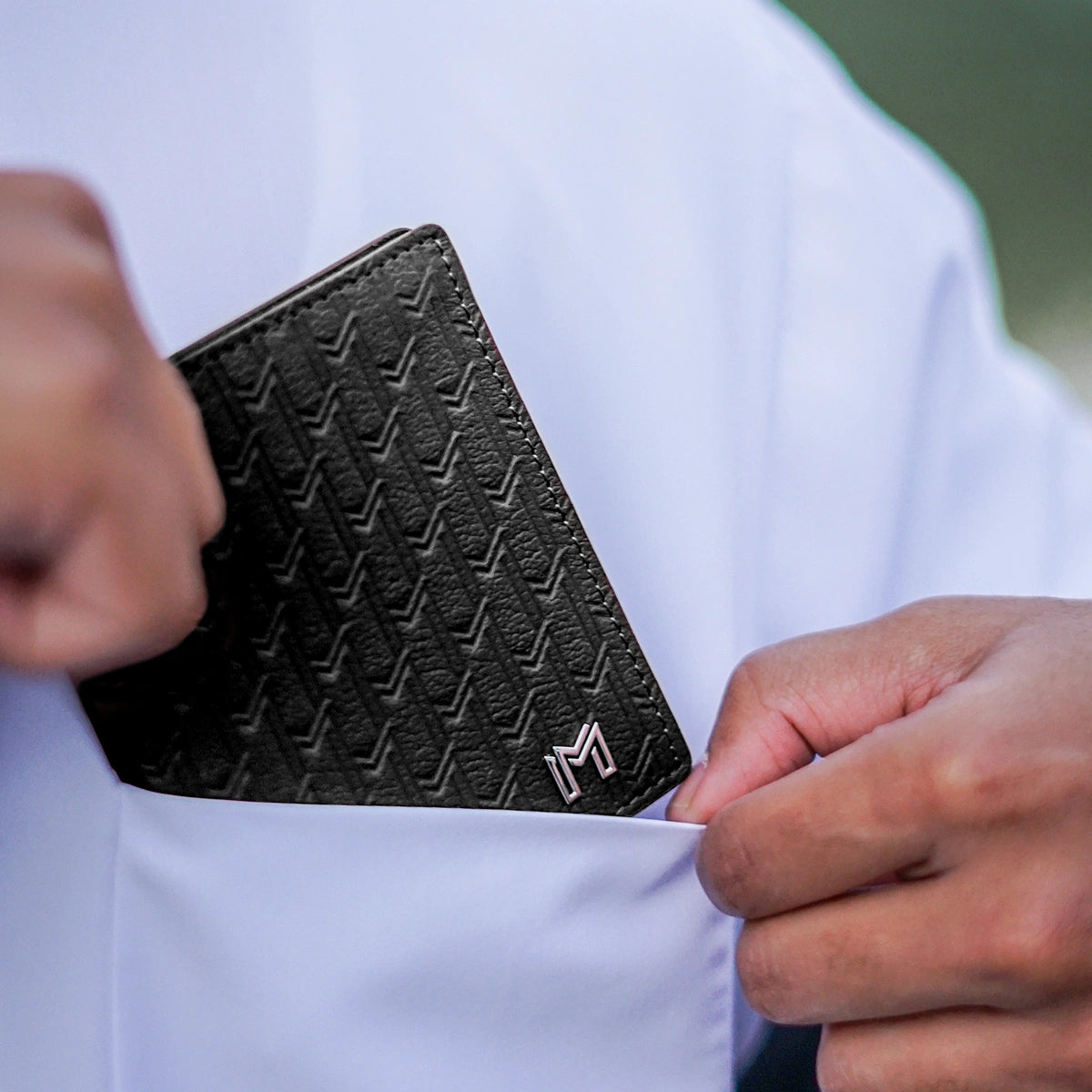 جلد الجمل أسود / فضي