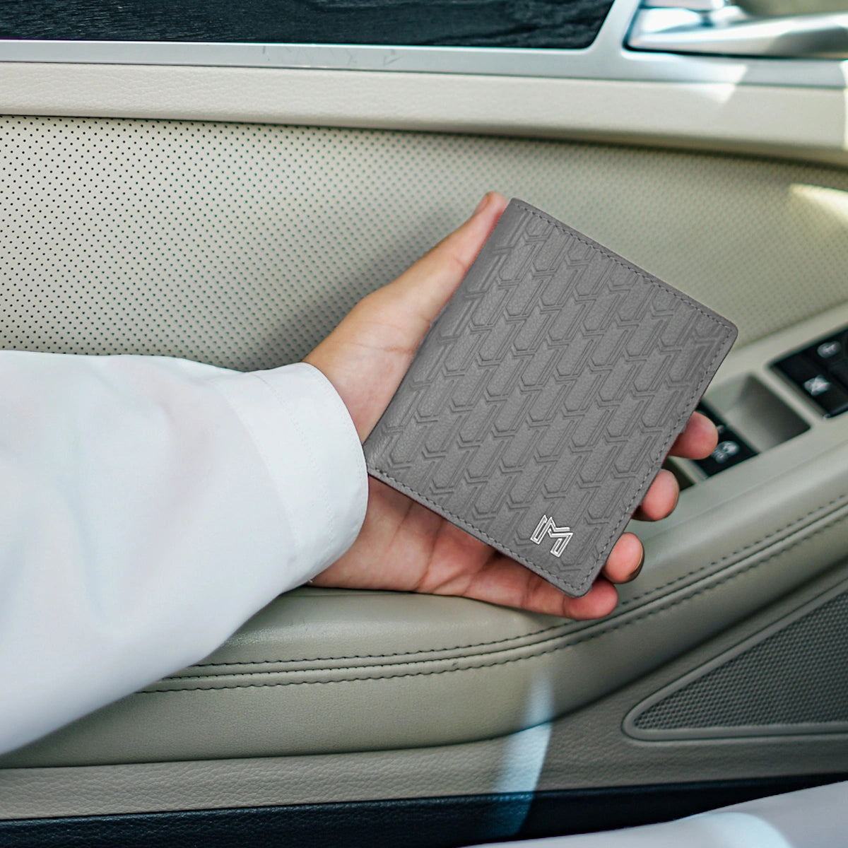 جلد الجمل رمادي / فضي