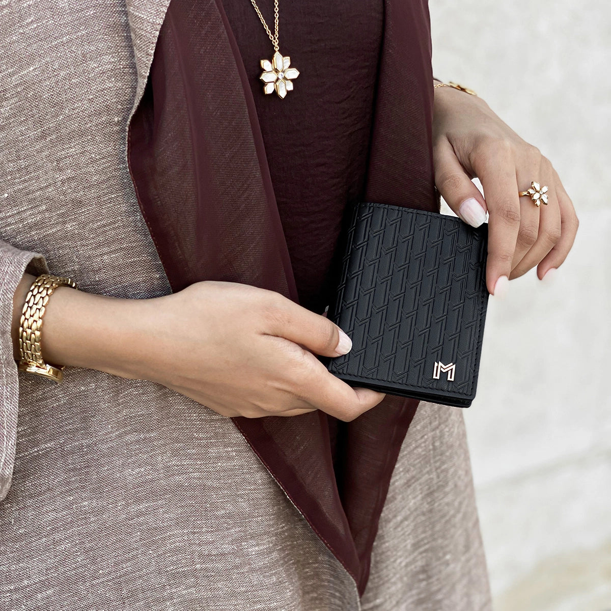 جلد ايطالي أسود / ذهبي