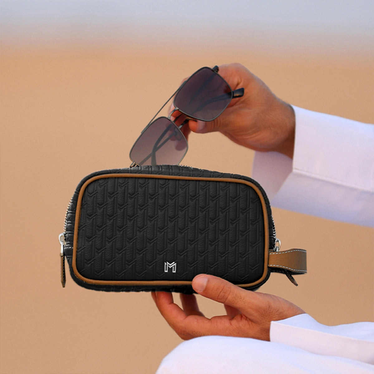 باوتش السفر أسود مع تان / فضي